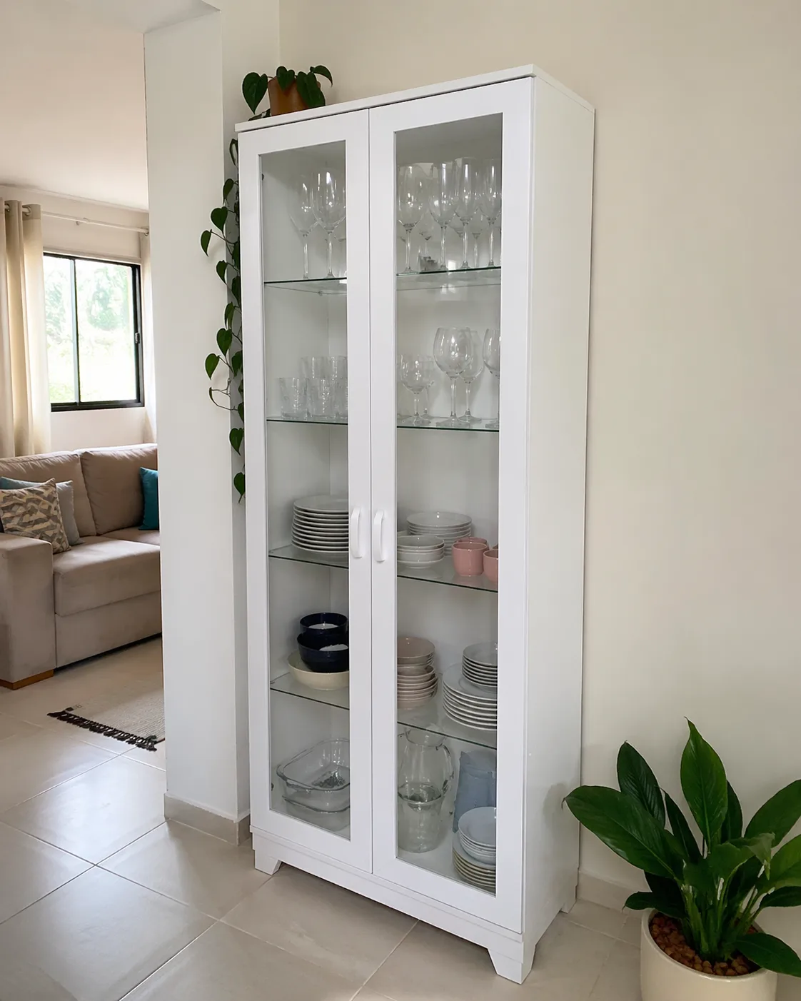 Cristaleiras e armários sob medida em MDF branco