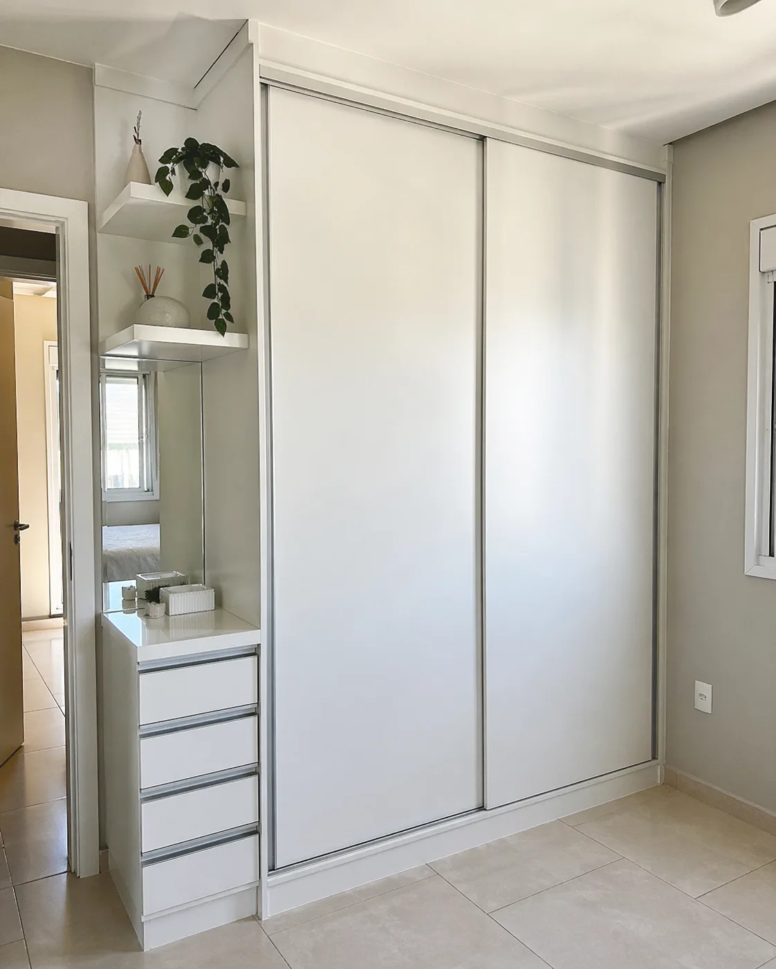 Closet e organização em MDF branco para quarto