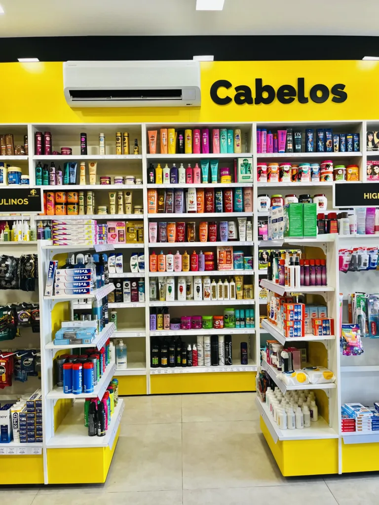 Ambiente interno de drogaria com móveis em MDF