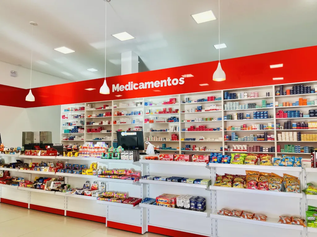 Farmácia montada com balcões e gôndolas em MDF