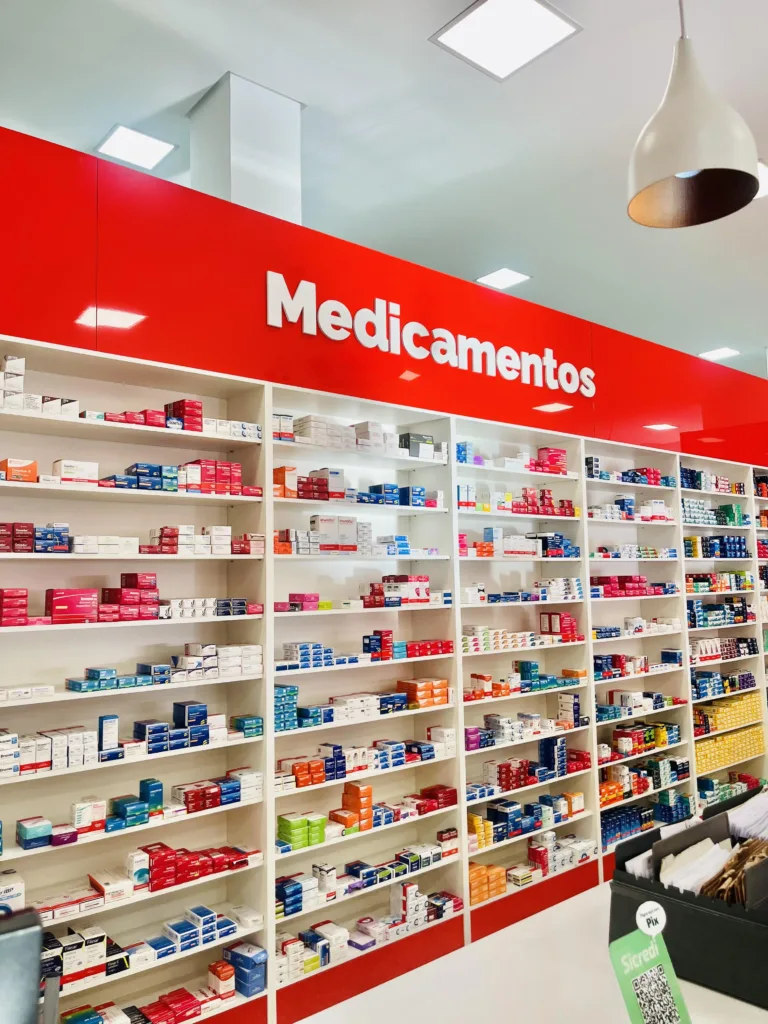 prateleiras medicamentos
